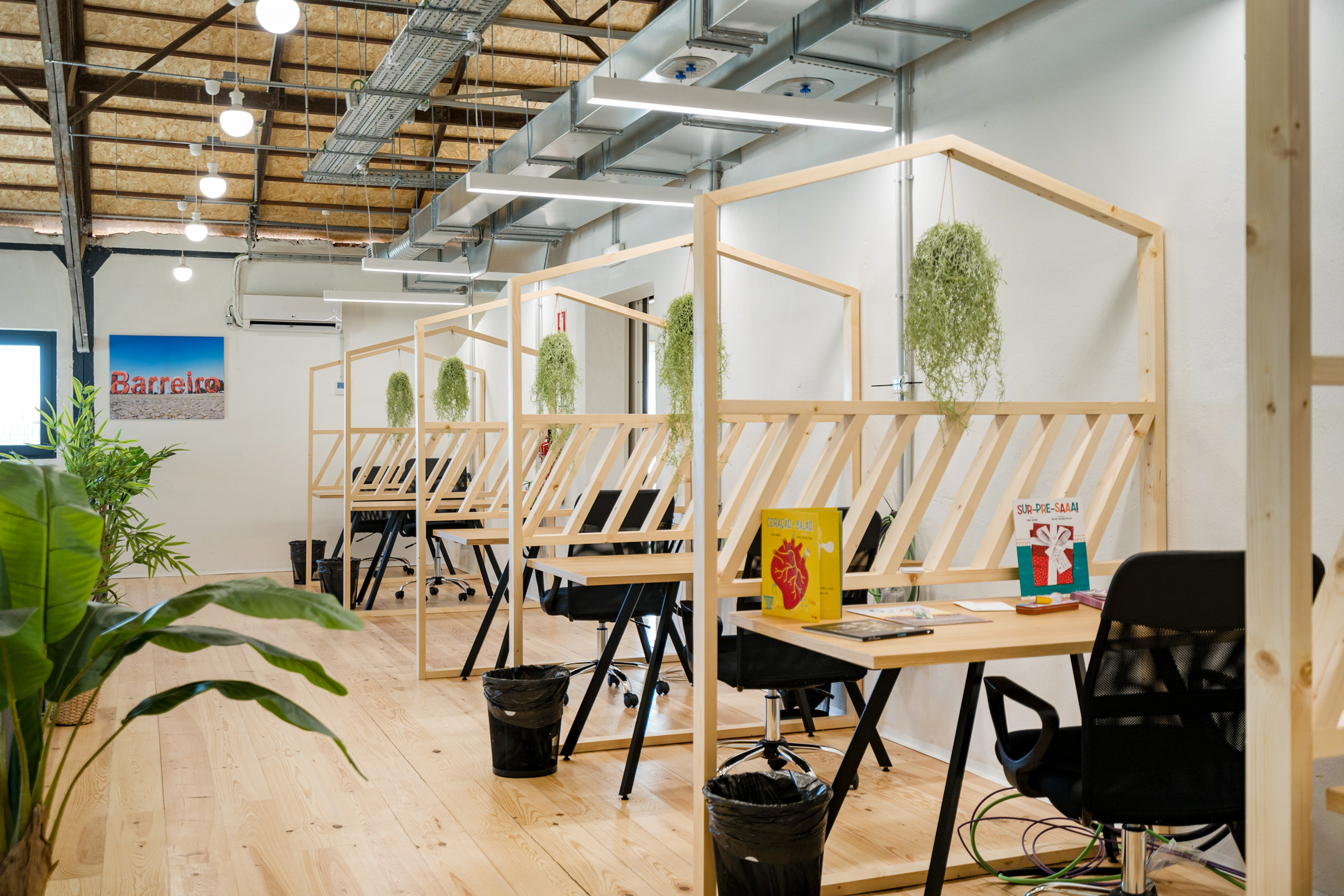 Fotografia de interior da StartUp Barreiro com zonas de trabalho